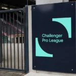 Ingang van een Belgisch stadion met een Challenger Pro League-bord.