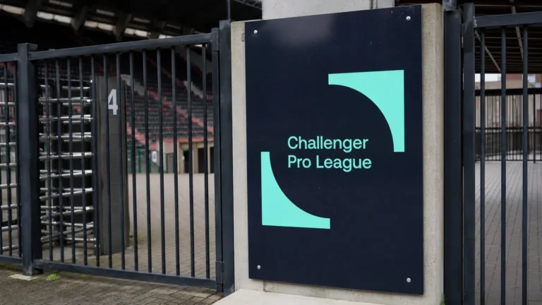 Ingang van een Belgisch stadion met een Challenger Pro League-bord.
