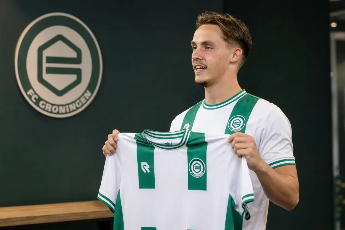 Jacob Ondrejka toont het shirt van FC Groningen tijdens zijn officiële voorstelling.