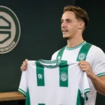 Jacob Ondrejka toont het shirt van FC Groningen tijdens zijn officiële voorstelling.
