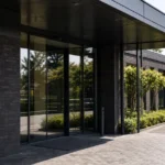 Het clubgebouw van Lokeren met een discreet zichtbaar clubembleem aan de gevel.