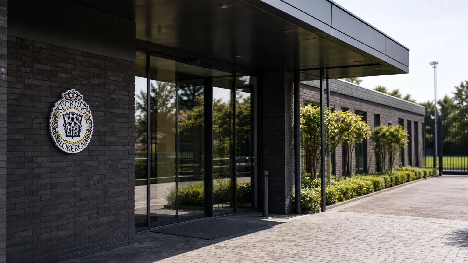 Het clubgebouw van Lokeren met een discreet zichtbaar clubembleem aan de gevel.
