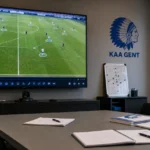 Voorbereide videoanalysesetting van KAA Gent in een functionele vergaderruimte.