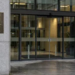 Ingang van een gerechtsgebouw in een rustige stedelijke omgeving.