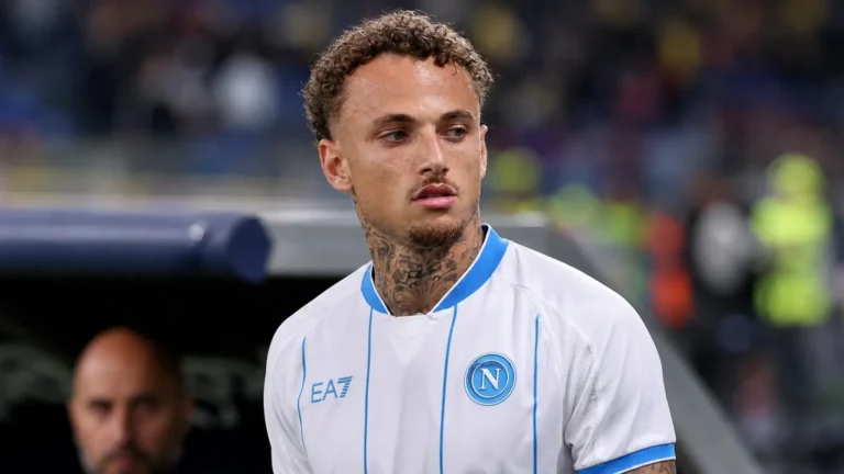 Noa Lang in een wit voetbalshirt in de technische zone van een stadion.