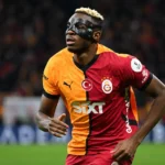Victor Osimhen in actie voor Galatasaray met een beschermend gezichtsmasker.