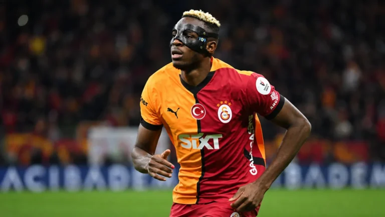 Victor Osimhen in actie voor Galatasaray met een beschermend gezichtsmasker.