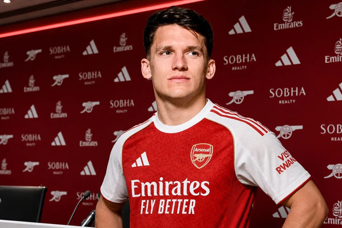 Arsenal-clubmediaomgeving met een speler tijdens een presentatiemoment.