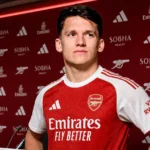Arsenal-clubmediaomgeving met een speler tijdens een presentatiemoment.