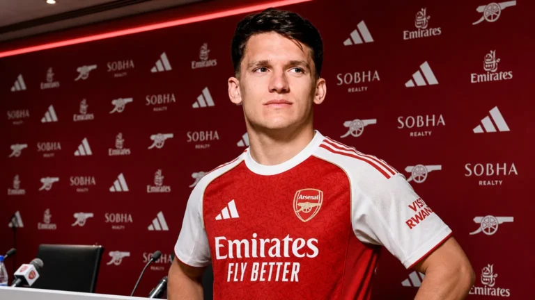 Arsenal-clubmediaomgeving met een speler tijdens een presentatiemoment.