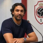 Marvin Compper spreekt tijdens een persconferentie in een mediazaal van Royal Antwerp FC.