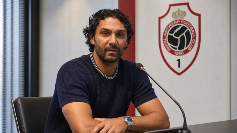 Marvin Compper spreekt tijdens een persconferentie in een mediazaal van Royal Antwerp FC.