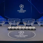 Voorbereide studio voor een Champions League-loting met lotingskommen en ballen.