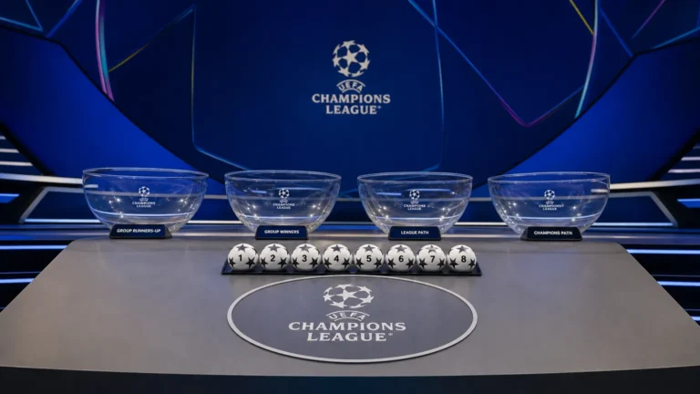 Voorbereide studio voor een Champions League-loting met lotingskommen en ballen.