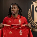 Ryan Fosso poseert met het Standard-shirt tijdens zijn officiële voorstelling in Luik.