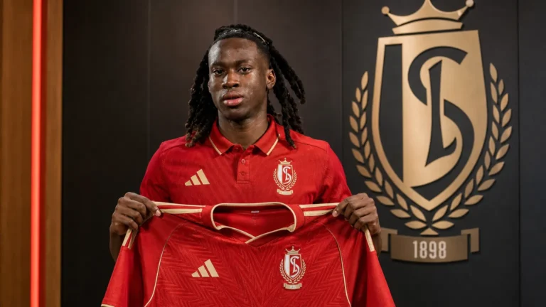 Ryan Fosso poseert met het Standard-shirt tijdens zijn officiële voorstelling in Luik.