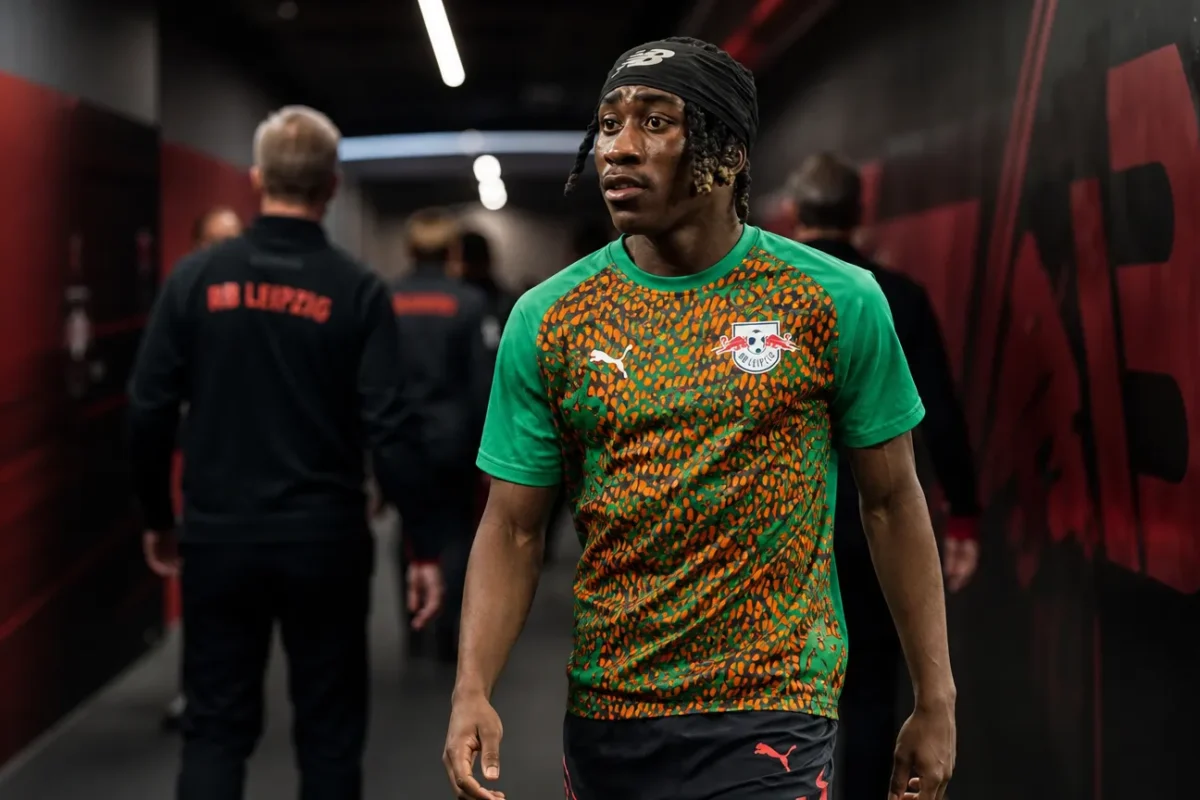 RB Leipzig-context in een spelerstunnel met clubmedewerkers op de achtergrond.
