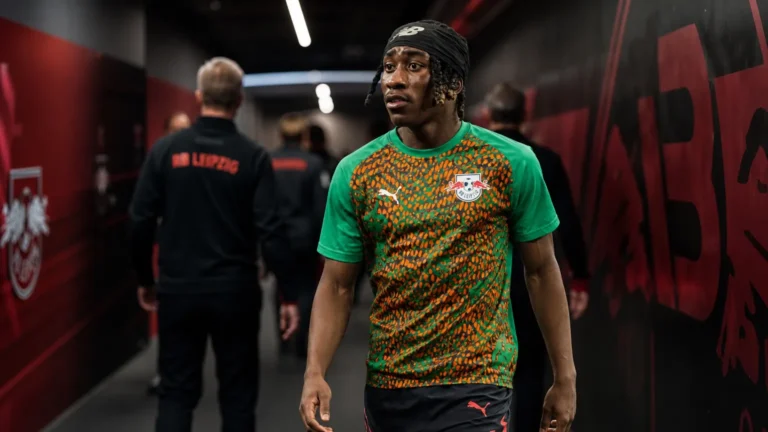 RB Leipzig-context in een spelerstunnel met clubmedewerkers op de achtergrond.