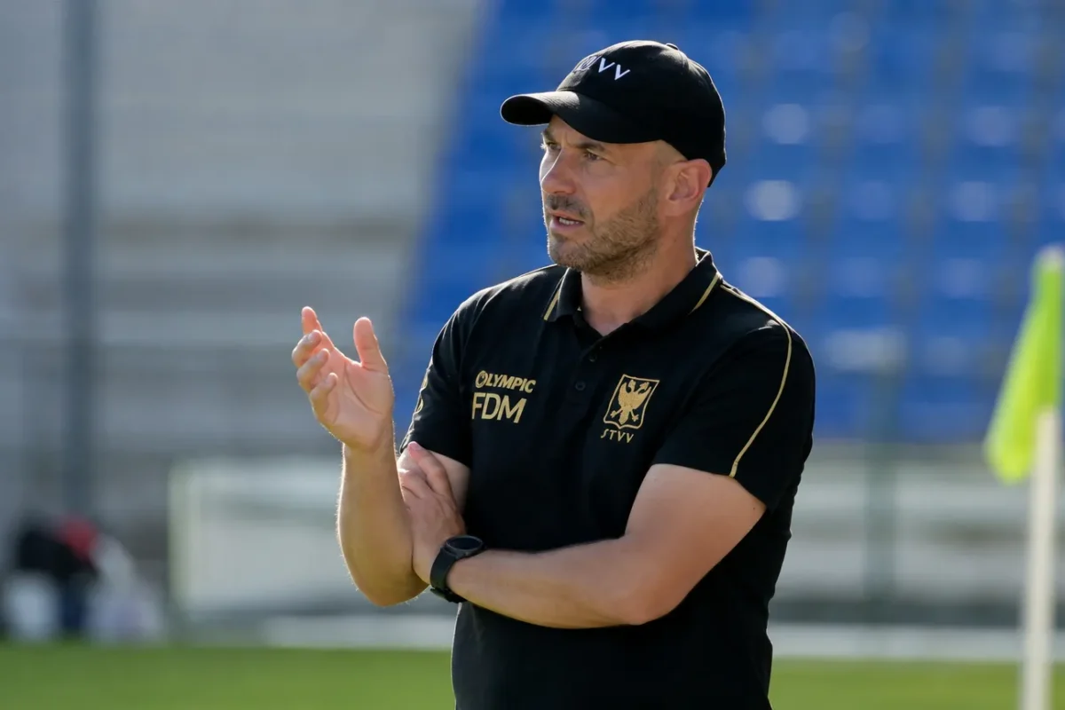 Frederic De Meyer spreekt naast het trainingsveld van STVV.
