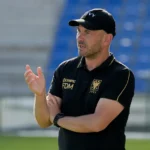Frederic De Meyer spreekt naast het trainingsveld van STVV.