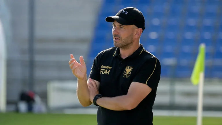 Frederic De Meyer spreekt naast het trainingsveld van STVV.