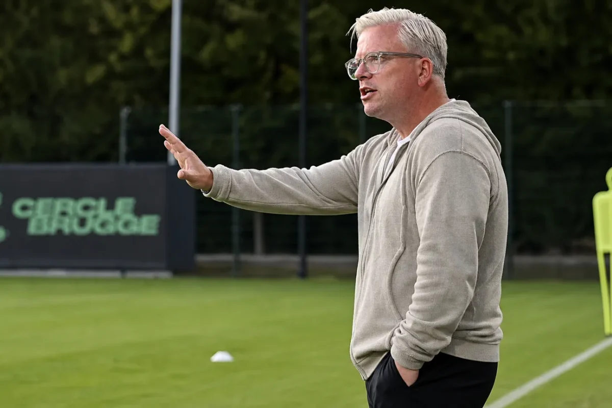 Lars Friis volgt een training van Cercle Brugge langs de zijlijn.