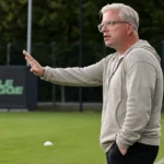 Lars Friis volgt een training van Cercle Brugge langs de zijlijn.