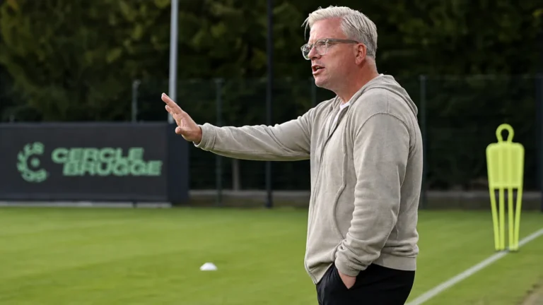 Lars Friis volgt een training van Cercle Brugge langs de zijlijn.