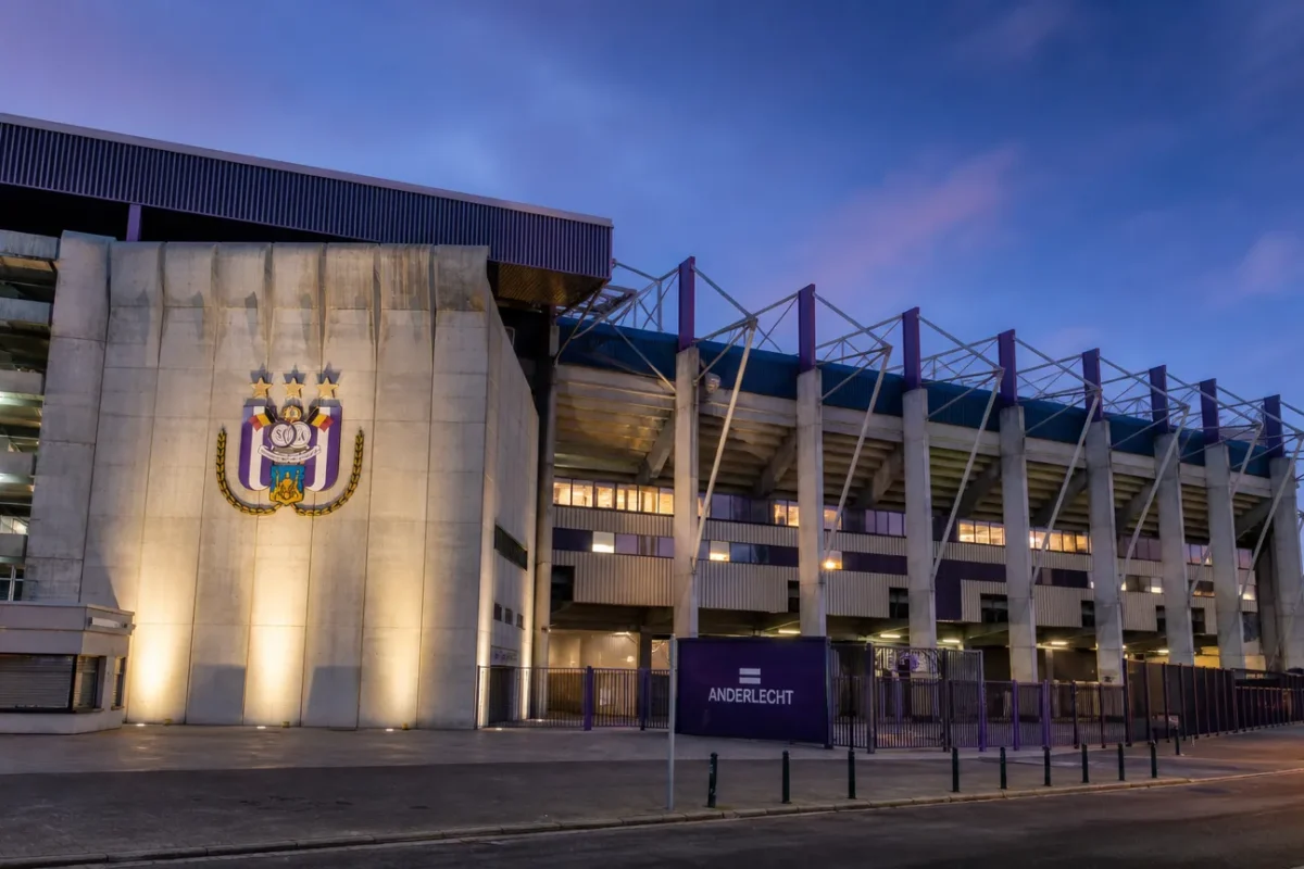 De buitenzijde van het Lotto Park met een discreet RSC Anderlecht-clubanker.
