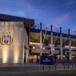 De buitenzijde van het Lotto Park met een discreet RSC Anderlecht-clubanker.