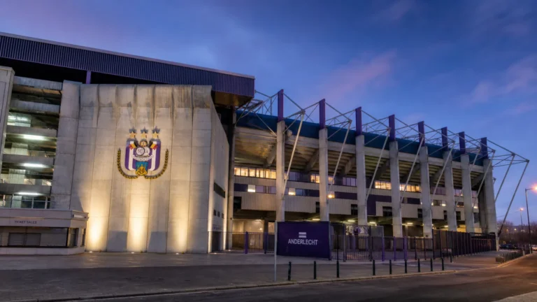 De buitenzijde van het Lotto Park met een discreet RSC Anderlecht-clubanker.