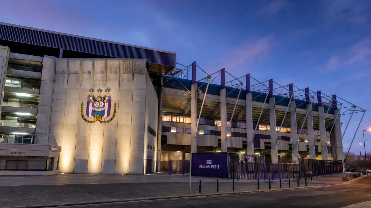 De buitenzijde van het Lotto Park met een discreet RSC Anderlecht-clubanker.