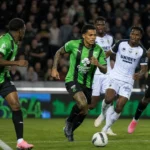 Cercle Brugge-spelers in actie vlak voor het doel tijdens een competitiewedstrijd.