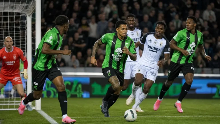 Cercle Brugge-spelers in actie vlak voor het doel tijdens een competitiewedstrijd.