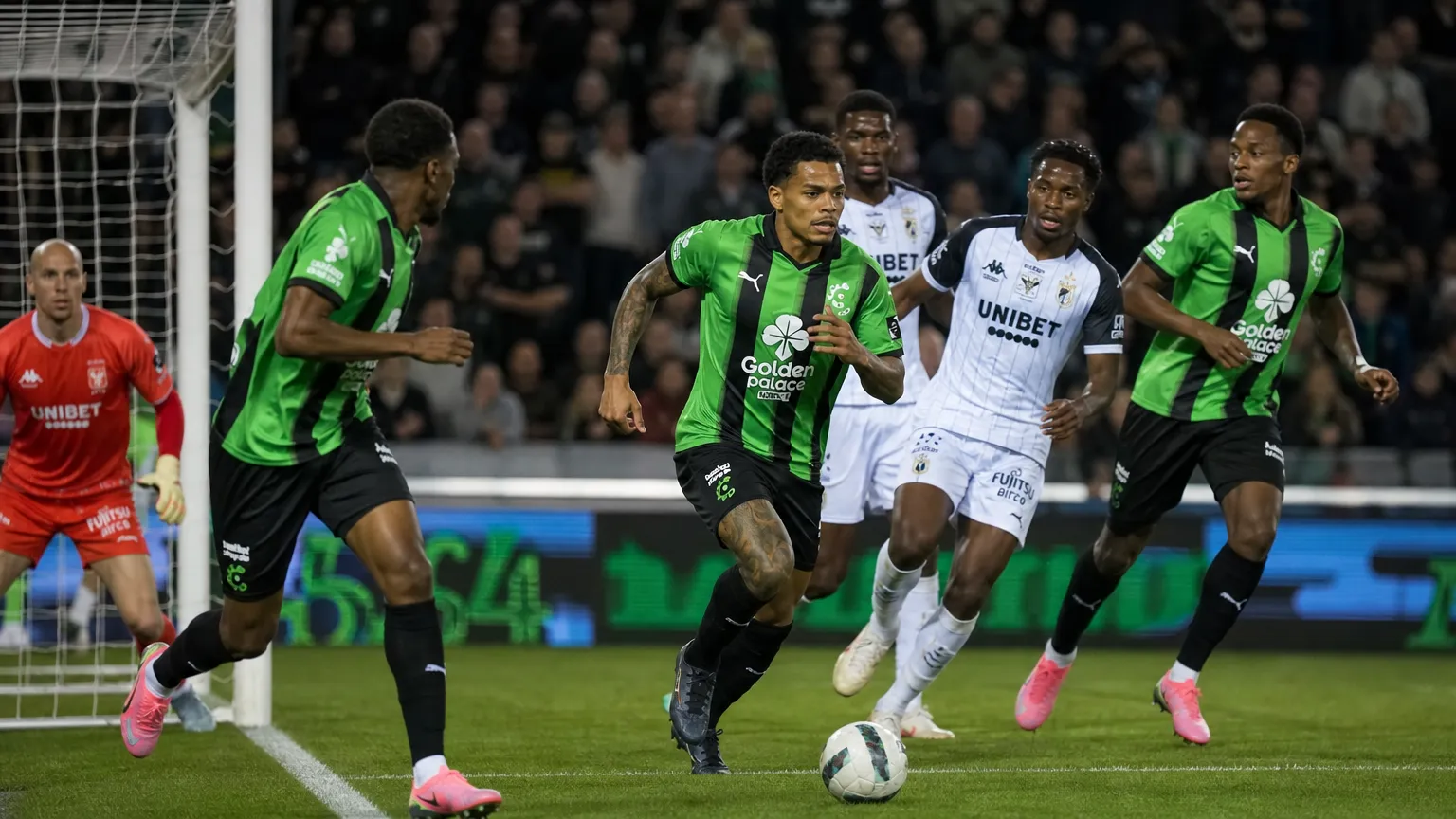Cercle Brugge-spelers in actie vlak voor het doel tijdens een competitiewedstrijd.