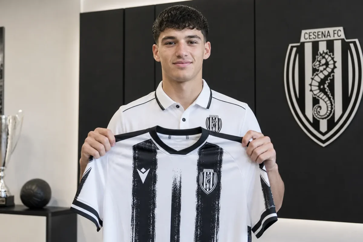 Mihajlo Ilić poseert tijdens een officiële shirtpresentatie van Cesena.