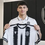 Mihajlo Ilić poseert tijdens een officiële shirtpresentatie van Cesena.