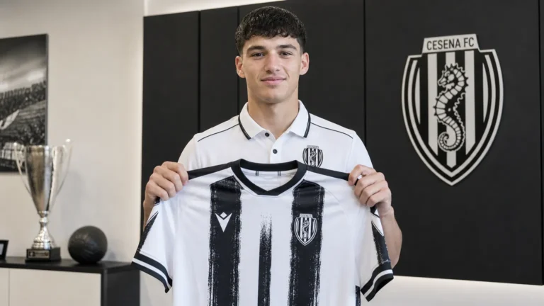Mihajlo Ilić poseert tijdens een officiële shirtpresentatie van Cesena.