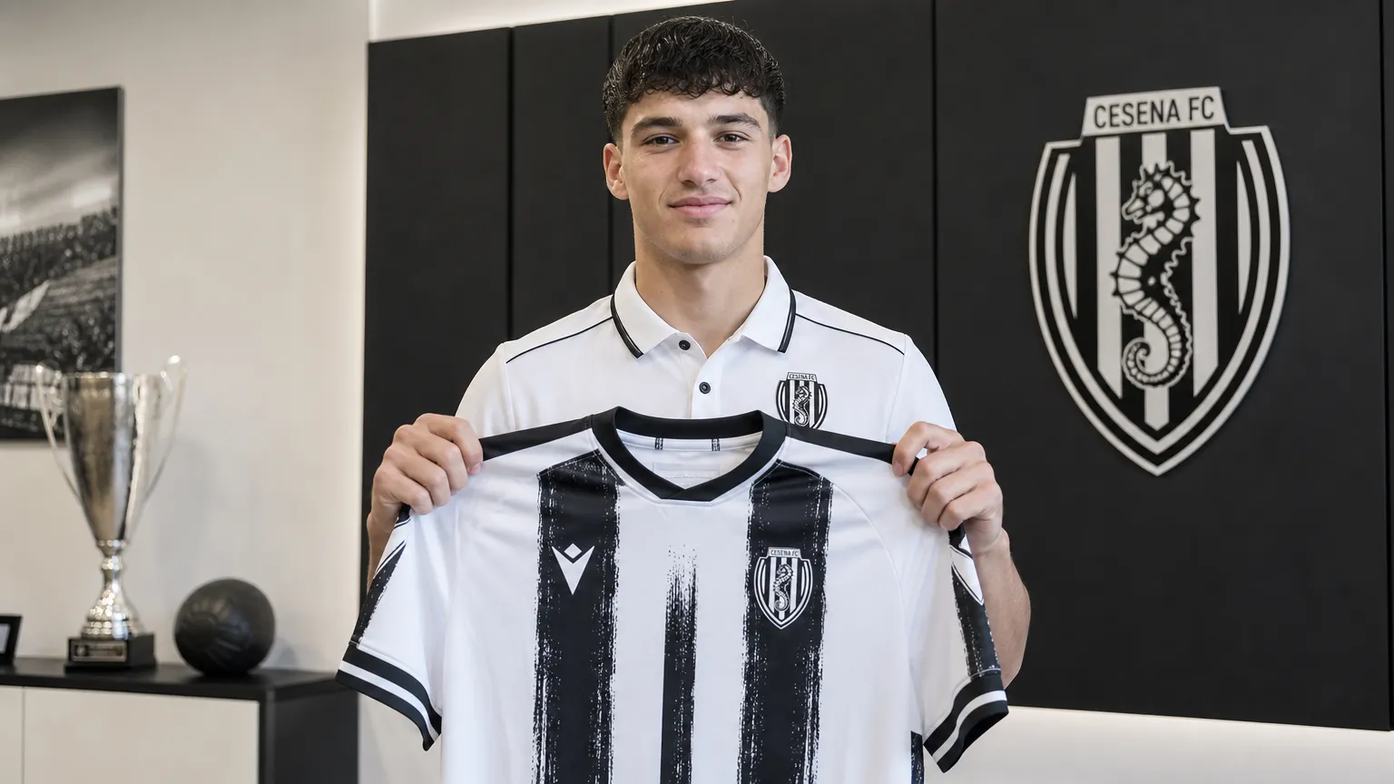 Mihajlo Ilić poseert tijdens een officiële shirtpresentatie van Cesena.