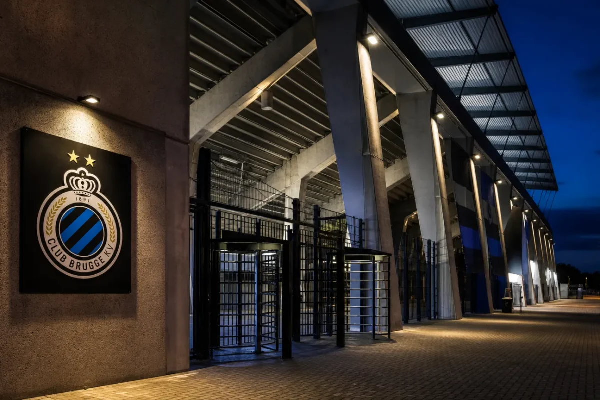 Verlichte ingang van een stadion van Club Brugge in de avond.