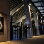 Verlichte ingang van een stadion van Club Brugge in de avond.