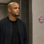 Vincent Kompany staat geconcentreerd in een betegelde wasruimte naast de kleedkamer van Bayern München.