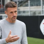 Timmy Simons tijdens een mediamoment naast het veld van OH Leuven.