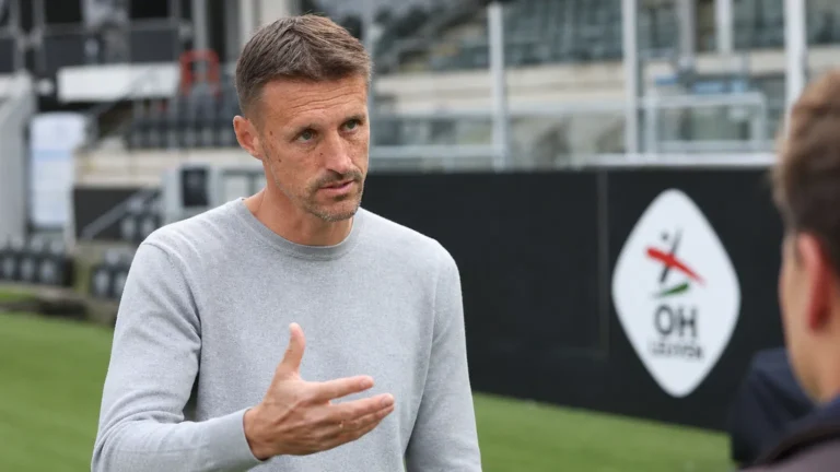 Timmy Simons tijdens een mediamoment naast het veld van OH Leuven.