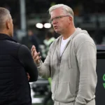 Lars Friis geeft aanwijzingen langs de zijlijn bij Cercle Brugge.