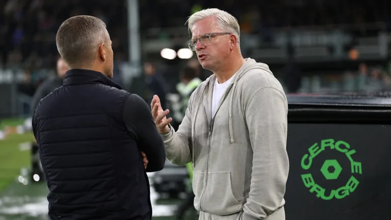 Lars Friis geeft aanwijzingen langs de zijlijn bij Cercle Brugge.