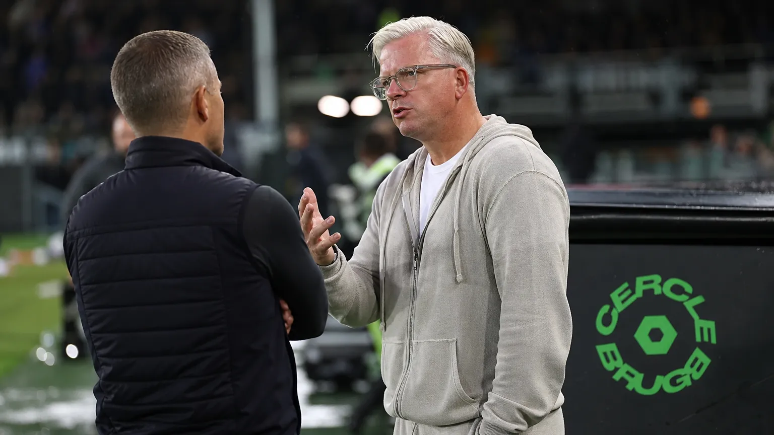 Lars Friis geeft aanwijzingen langs de zijlijn bij Cercle Brugge.