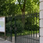 Ingang van het Dudenpark met een discreet Union SG-clubanker.