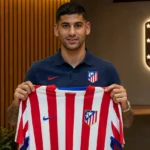 Cristian Romero poseert met een Atlético Madrid-shirt tijdens zijn officiële voorstelling.