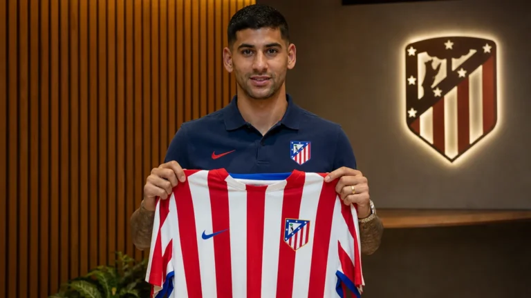 Cristian Romero poseert met een Atlético Madrid-shirt tijdens zijn officiële voorstelling.